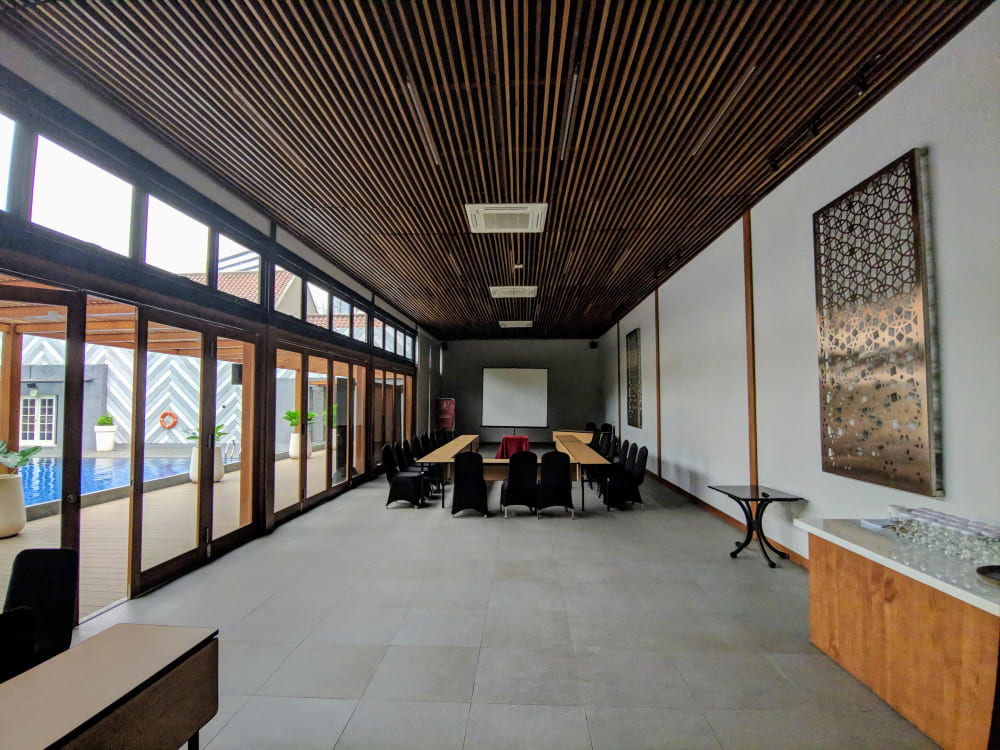 Cafe Interior Wall Paneling: How to Design a Space People Want to Stay In