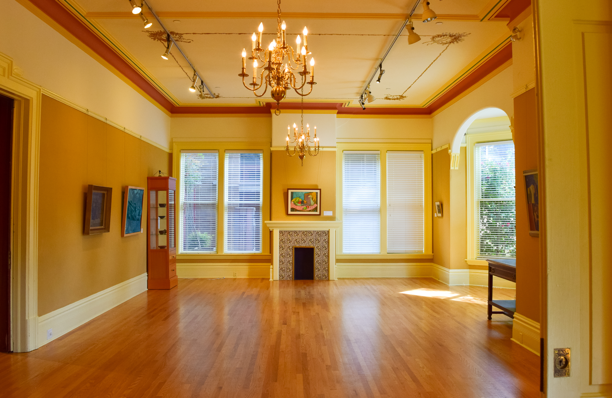 Hallway painted in yellow with monochromatic style