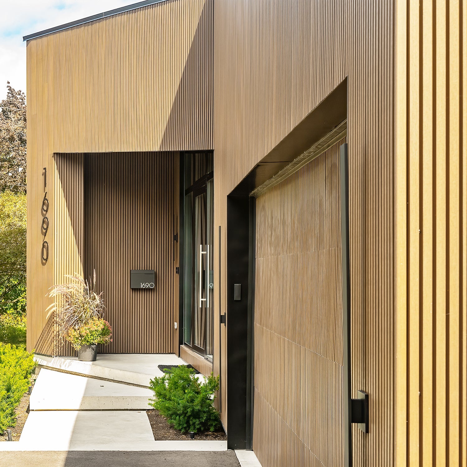 Alfresco Area Wall Paneling: How to Bring Interior Style Outdoors