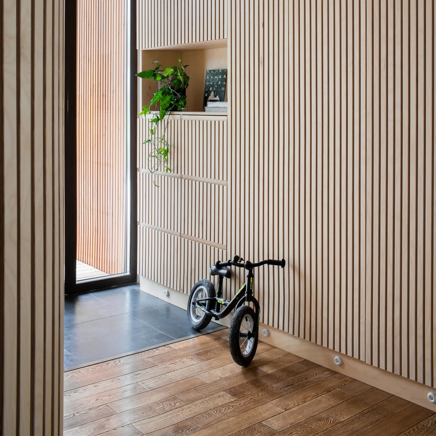Gold Wall Panels: How to Use Warm Metallic Tones in Wall Paneling