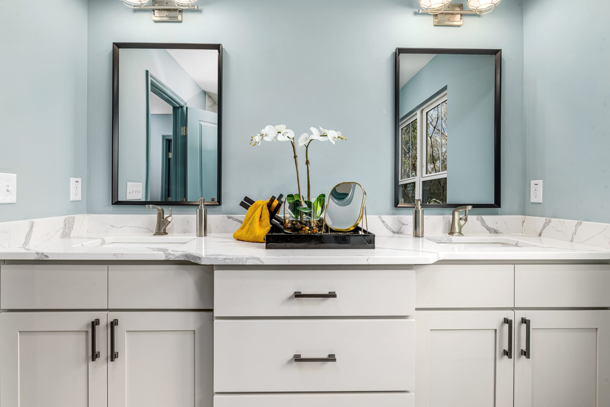 Framed Bathroom Mirrors: A Guide to Adding Style & Functionality