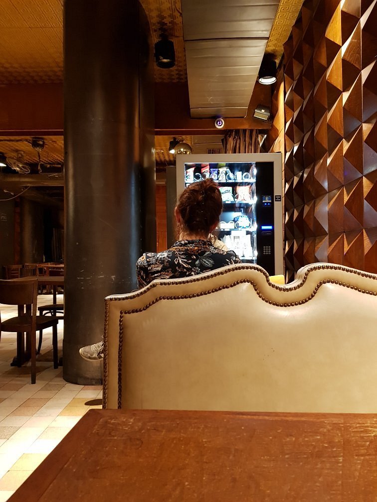 Wall Paneling for Bars: Atmosphere, Acoustics, and Durability