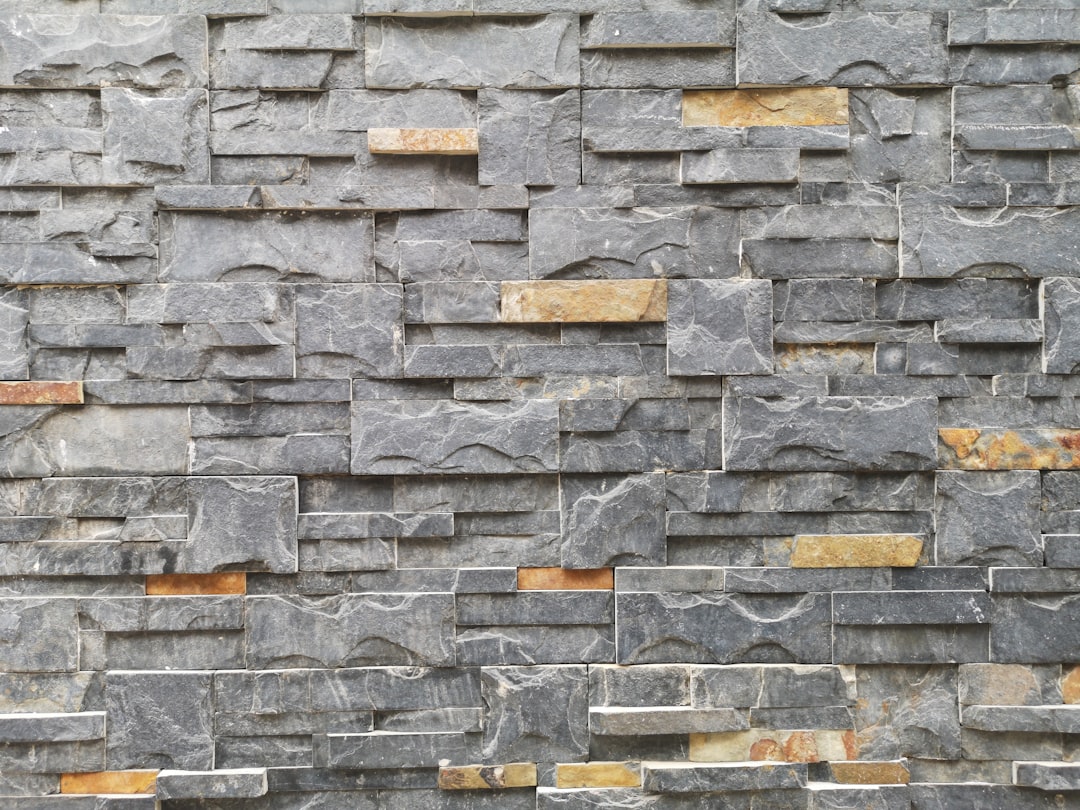 The Confusion Between Stone Veneer and Faux Stone